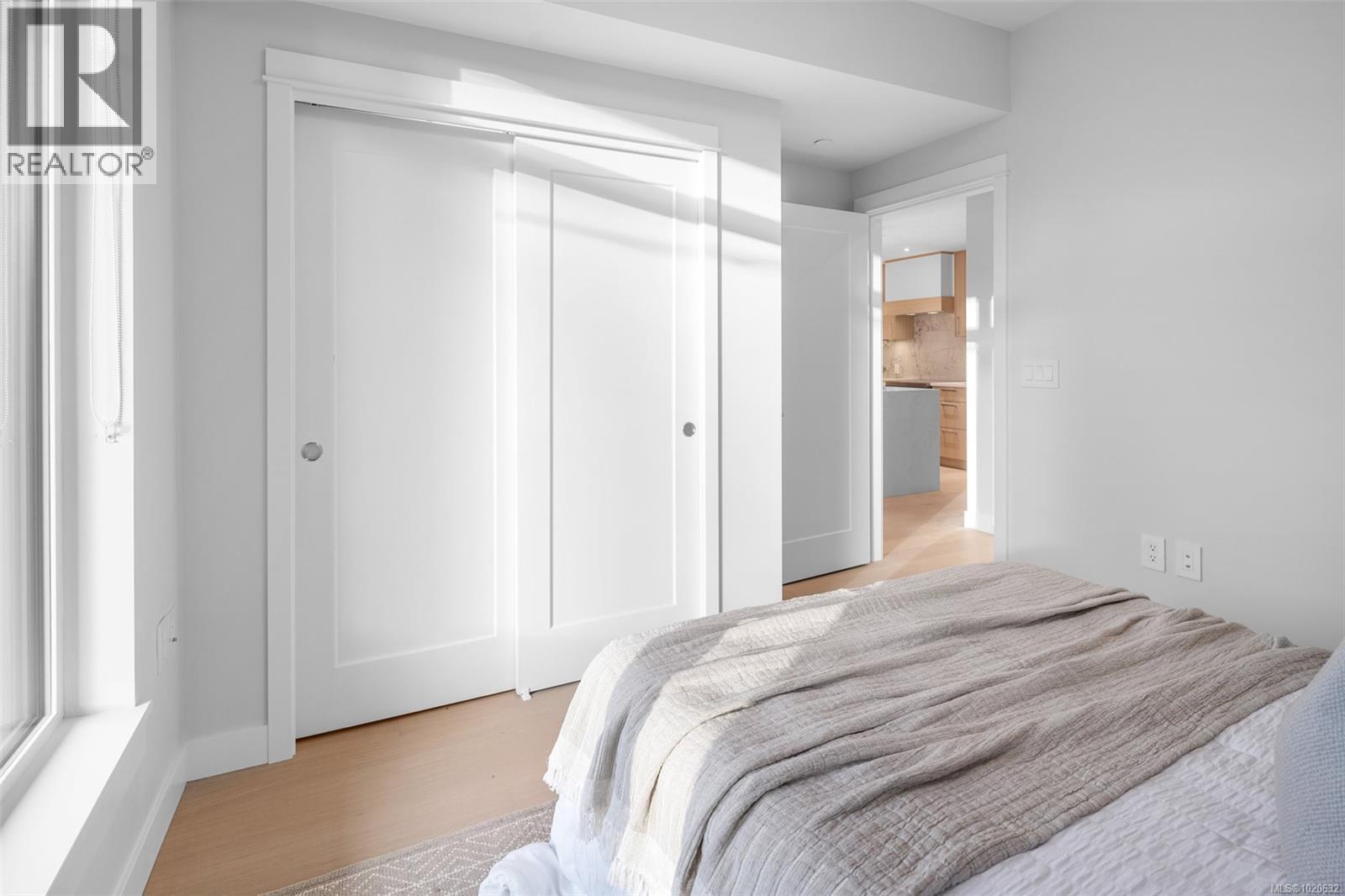 204 5229 Cordova Bay Rd, Saanich, BC - Indoor Photo Showing Bedroom