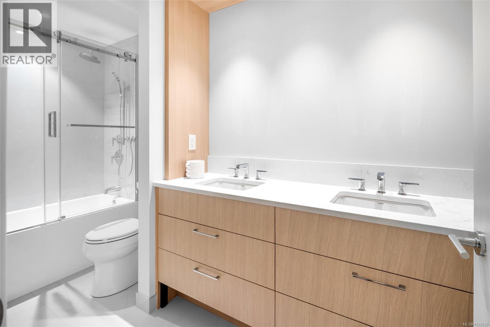 204 5229 Cordova Bay Rd, Saanich, BC - Indoor Photo Showing Bathroom