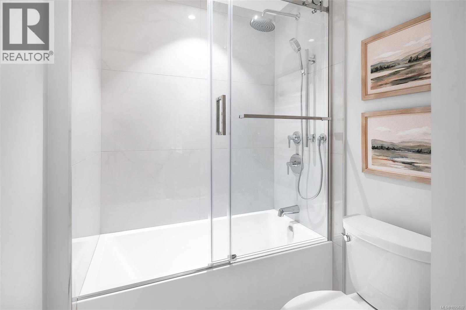 204 5229 Cordova Bay Rd, Saanich, BC - Indoor Photo Showing Bathroom