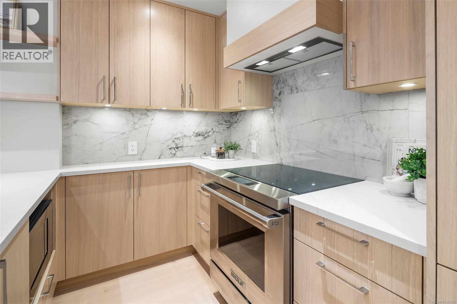 204 5229 Cordova Bay Rd, Saanich, BC - Indoor Photo Showing Kitchen With Upgraded Kitchen