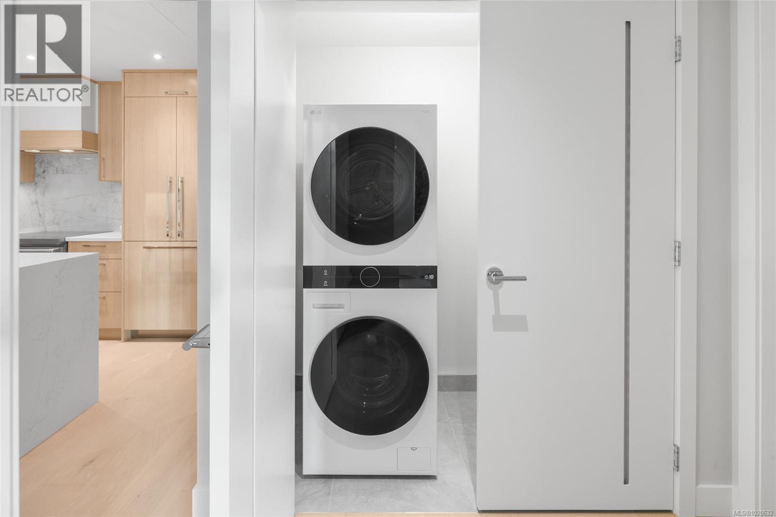 204 5229 Cordova Bay Rd, Saanich, BC - Indoor Photo Showing Laundry Room