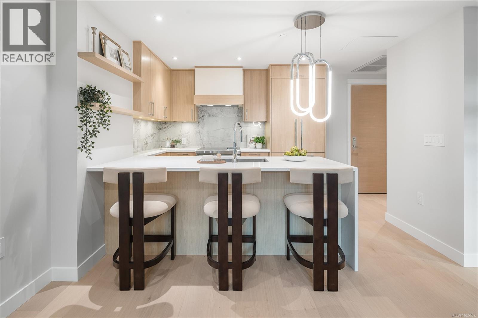 204 5229 Cordova Bay Rd, Saanich, BC - Indoor