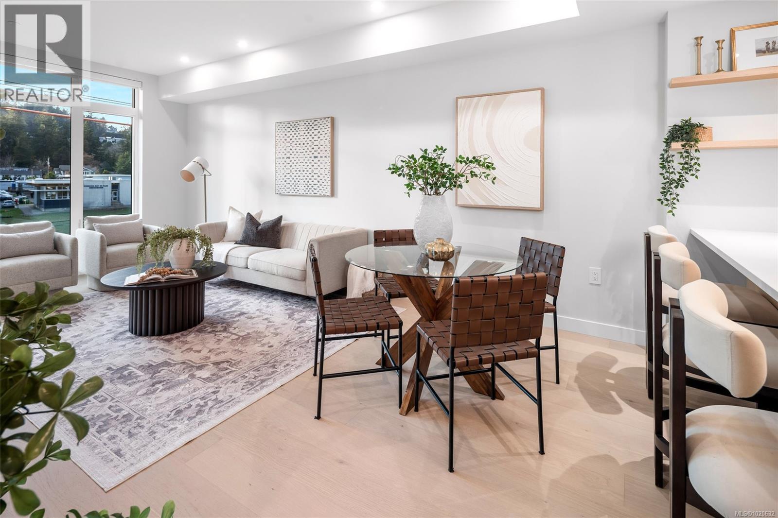 204 5229 Cordova Bay Rd, Saanich, BC - Indoor Photo Showing Living Room