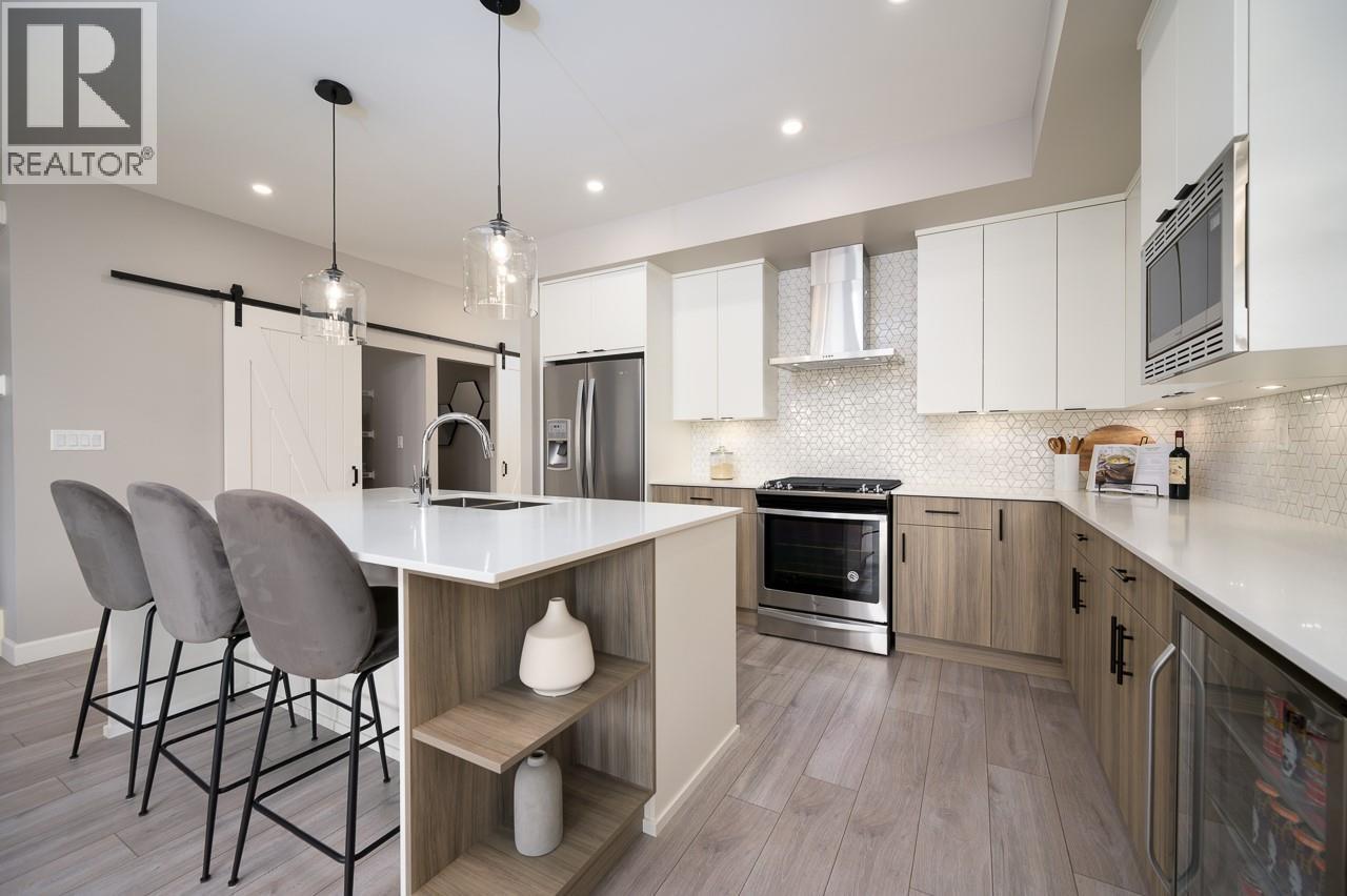 260 Rue Cheval Noir Unit# 1, Kamloops, BC - Indoor Photo Showing Kitchen With Upgraded Kitchen