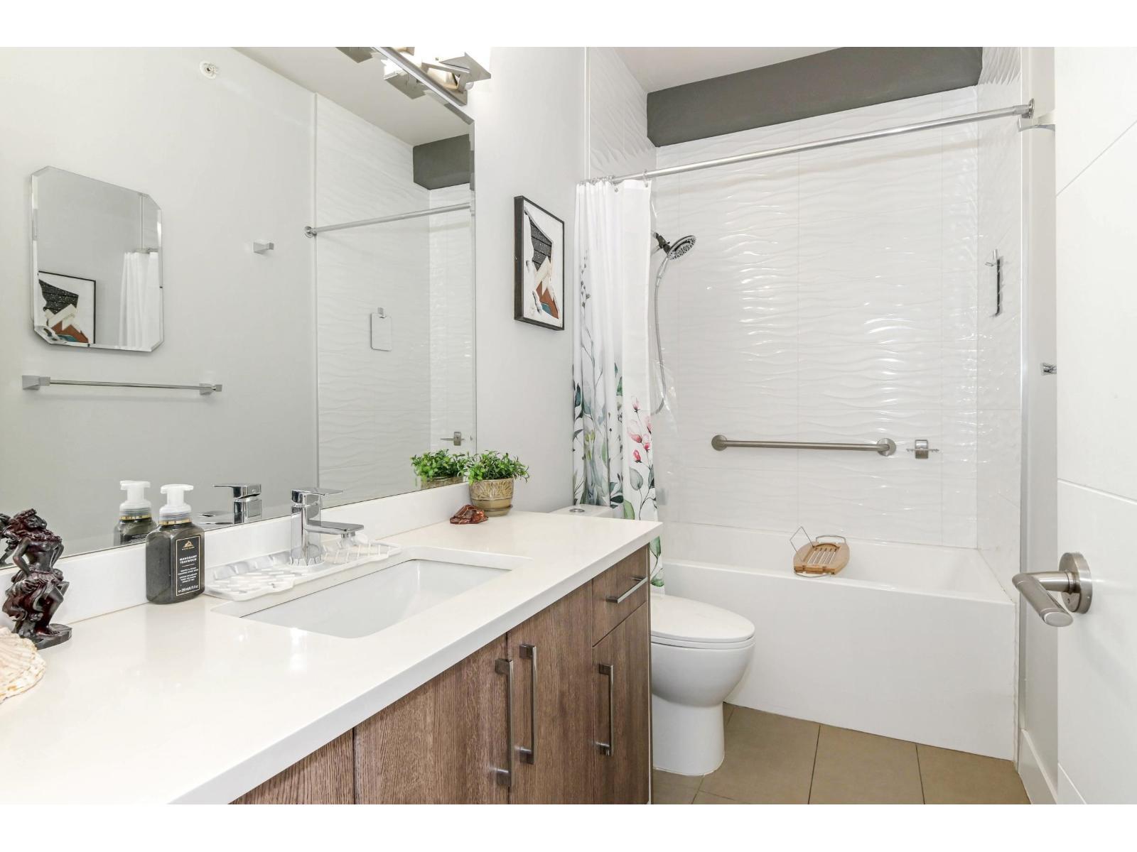 503 19228 64 Avenue, Surrey, BC - Indoor Photo Showing Bathroom