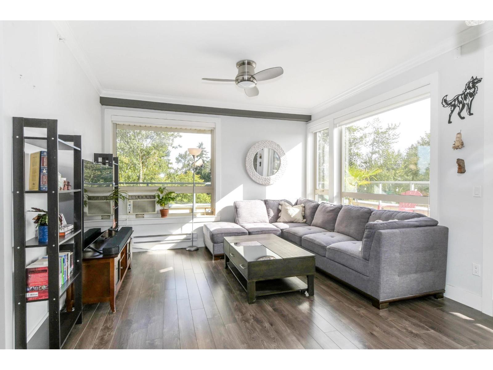 503 19228 64 Avenue, Surrey, BC - Indoor Photo Showing Living Room