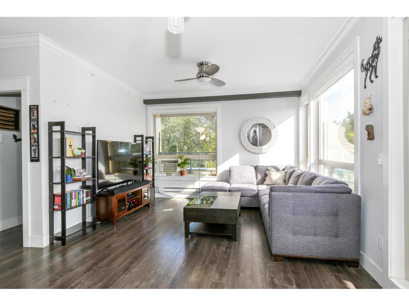 503 19228 64 Avenue, Surrey, BC - Indoor Photo Showing Living Room