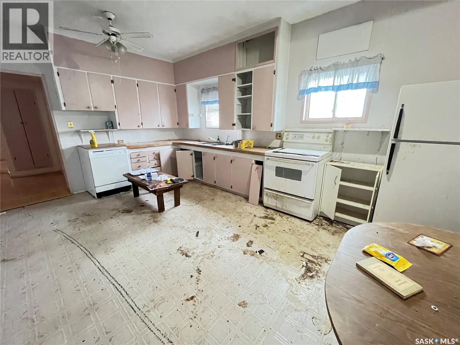 314 Lonsdale Street, Maple Creek, SK - Indoor Photo Showing Kitchen