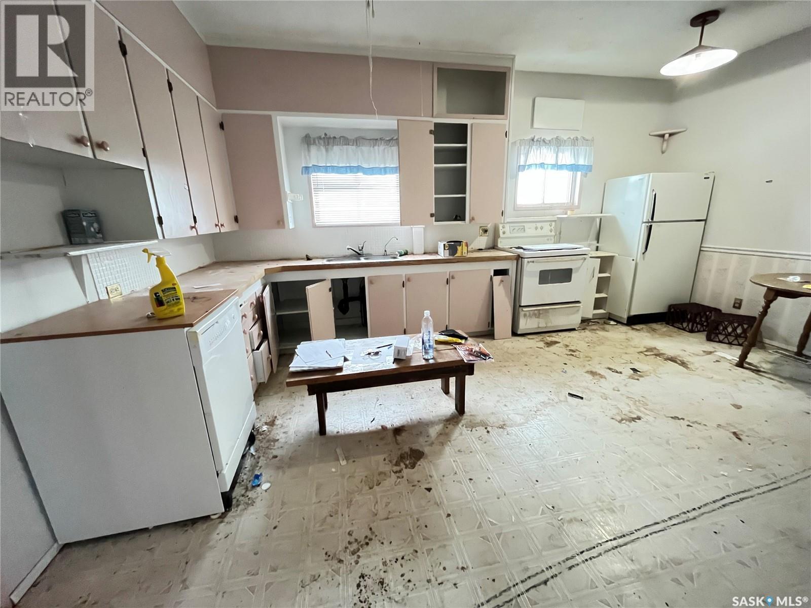 314 Lonsdale Street, Maple Creek, SK - Indoor Photo Showing Kitchen With Double Sink
