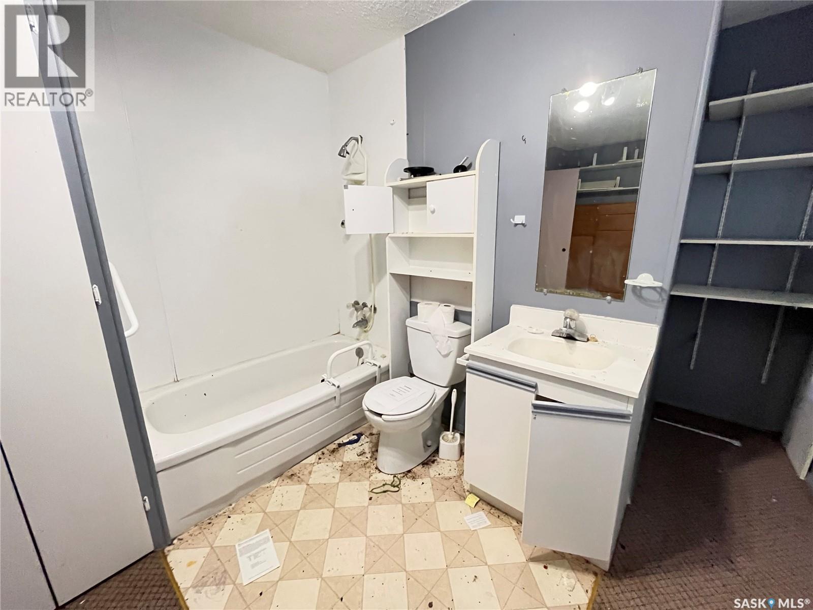 314 Lonsdale Street, Maple Creek, SK - Indoor Photo Showing Bathroom