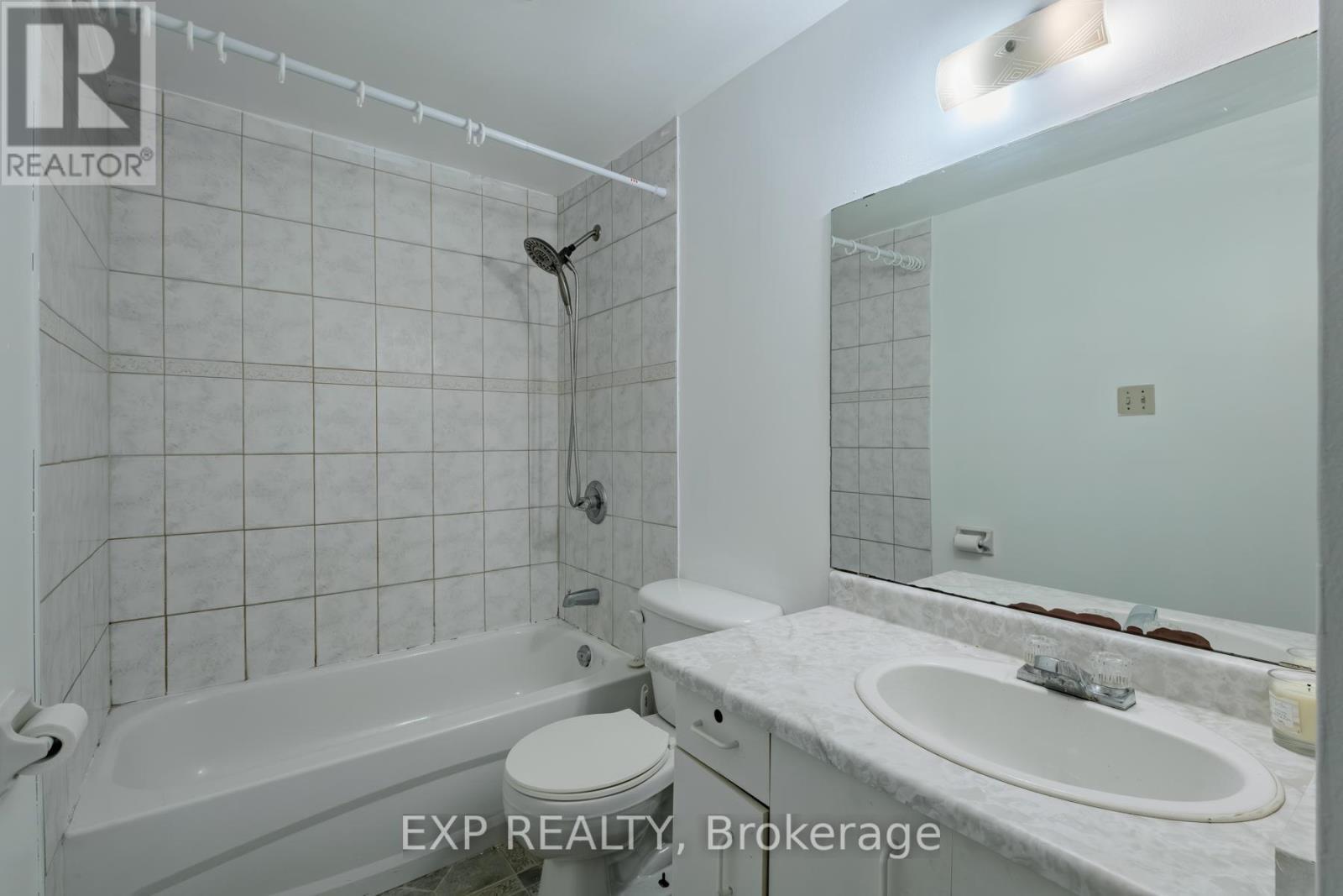 5 - 392 Springbank Avenue N, Woodstock, ON - Indoor Photo Showing Bathroom