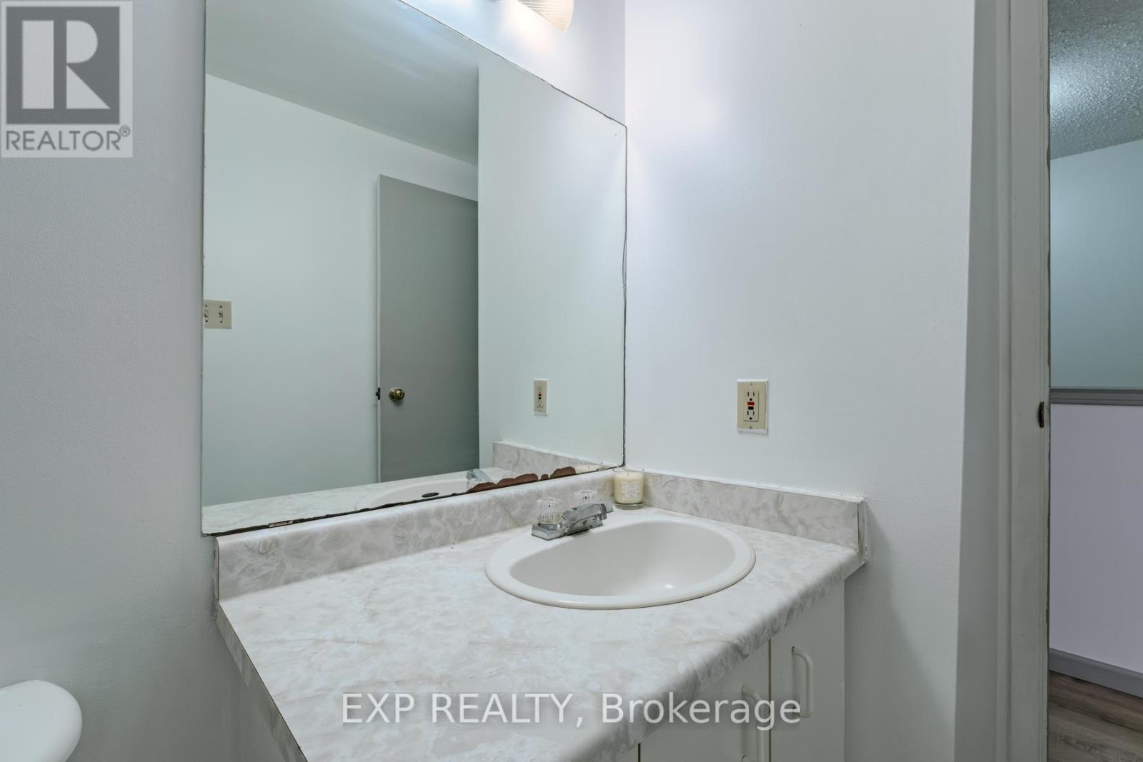 5 - 392 Springbank Avenue N, Woodstock, ON - Indoor Photo Showing Bathroom