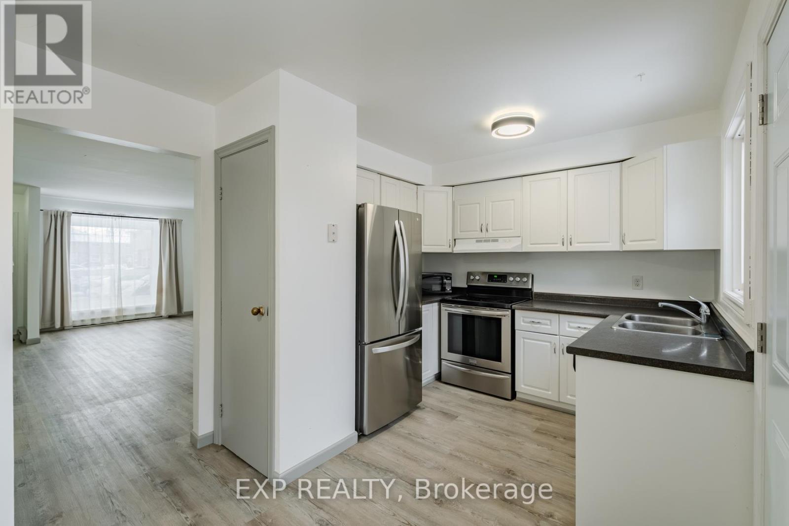 5 - 392 Springbank Avenue N, Woodstock, ON - Indoor Photo Showing Kitchen With Double Sink