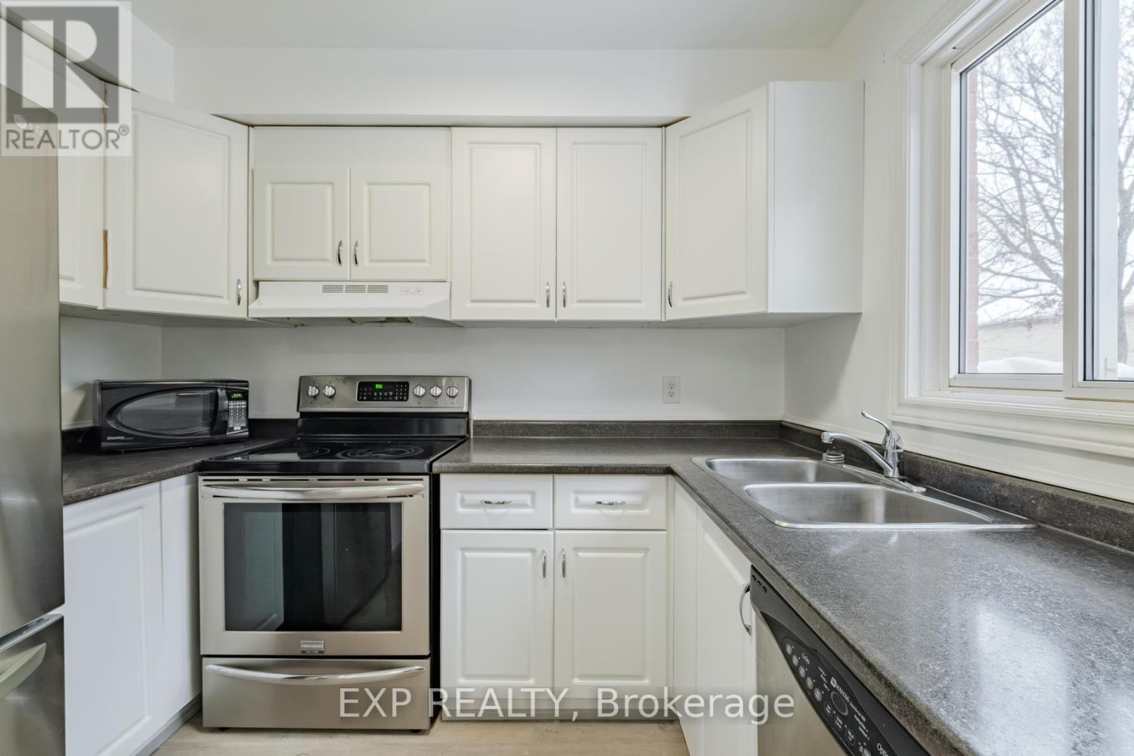 5 - 392 Springbank Avenue N, Woodstock, ON - Indoor Photo Showing Kitchen With Double Sink