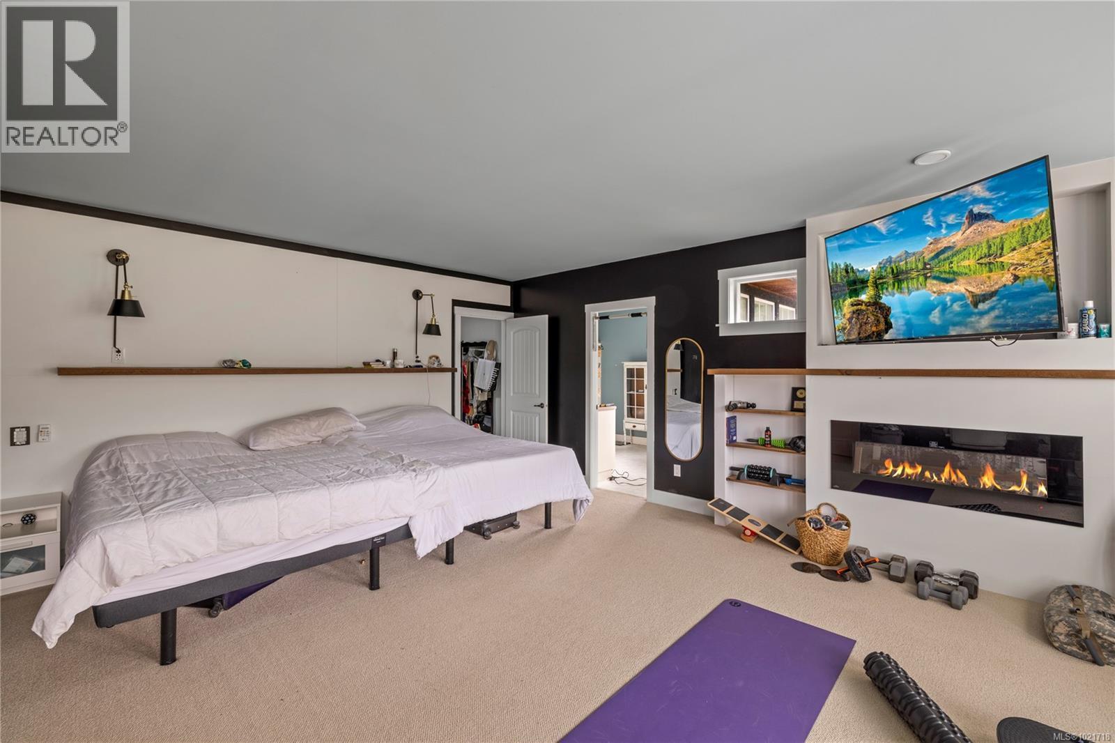 3805 Kriscott Rd, Whiskey Creek, BC - Indoor Photo Showing Bedroom