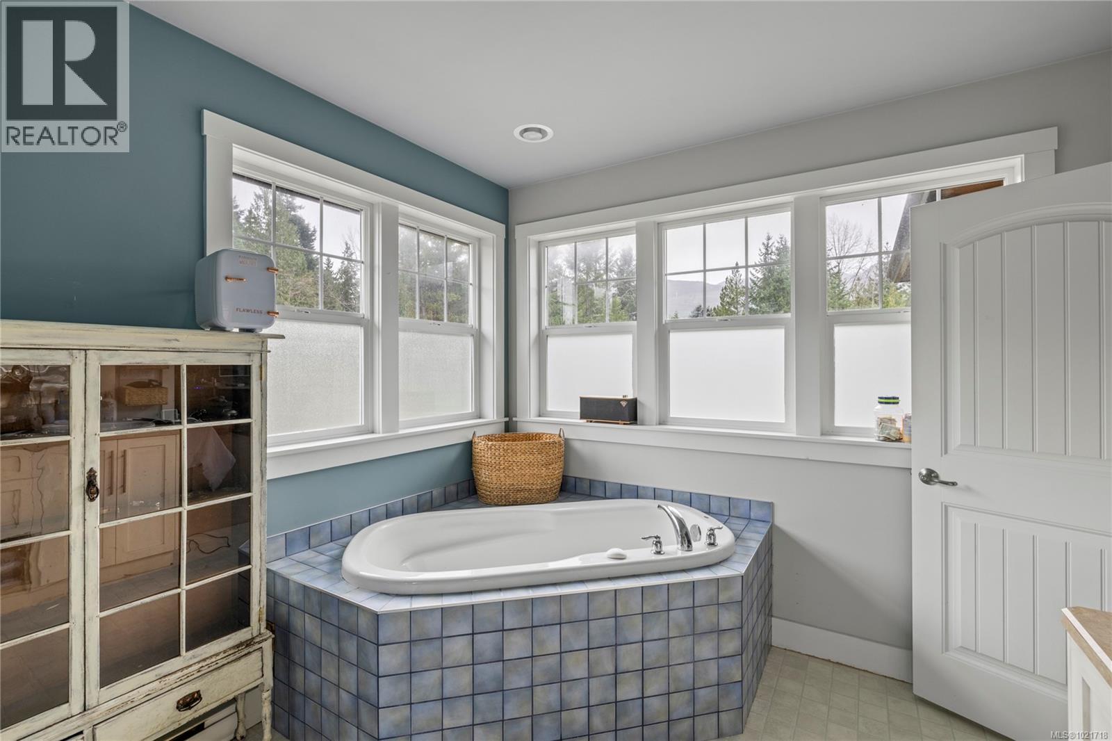 3805 Kriscott Rd, Whiskey Creek, BC - Indoor Photo Showing Bathroom