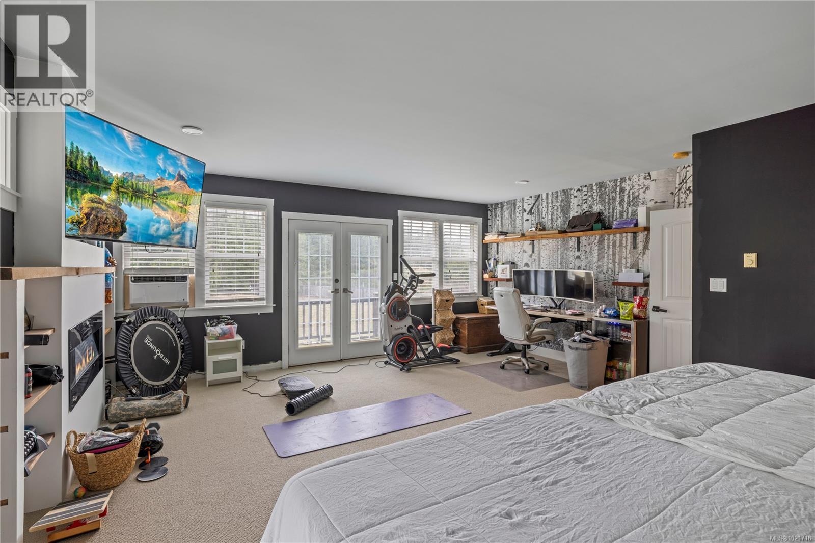 3805 Kriscott Rd, Whiskey Creek, BC - Indoor Photo Showing Bedroom