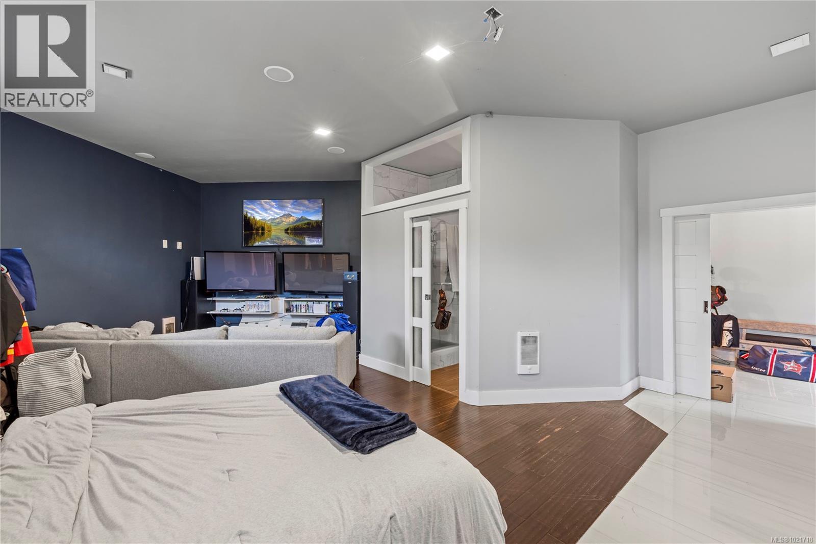 3805 Kriscott Rd, Whiskey Creek, BC - Indoor Photo Showing Bedroom