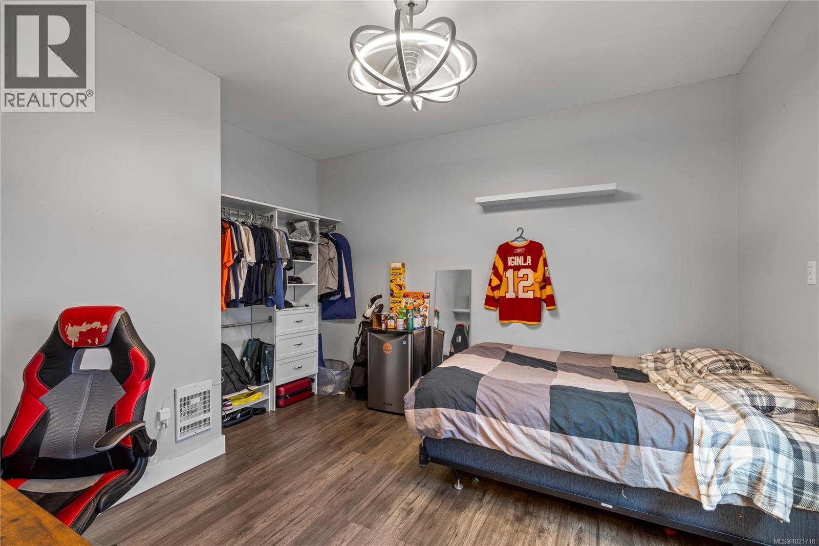 3805 Kriscott Rd, Whiskey Creek, BC - Indoor Photo Showing Bedroom