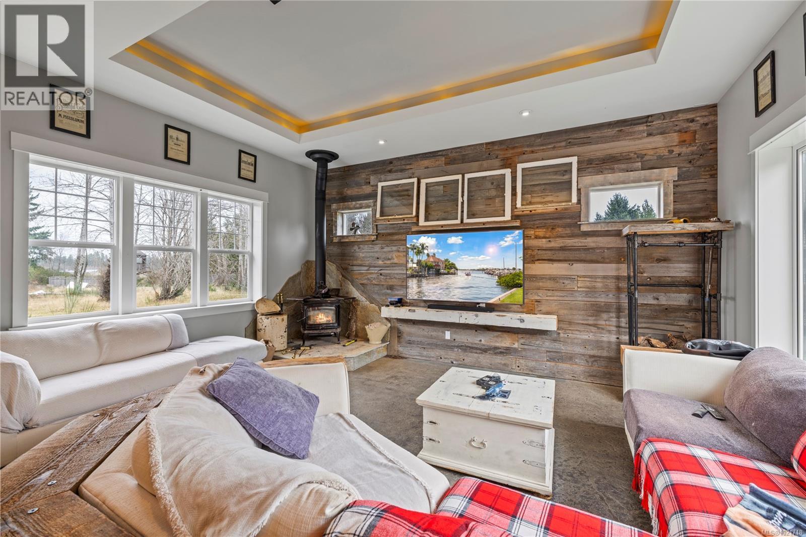 3805 Kriscott Rd, Whiskey Creek, BC - Indoor Photo Showing Living Room With Fireplace