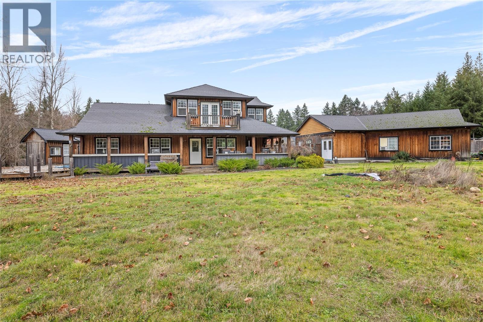 3805 Kriscott Rd, Whiskey Creek, BC - Outdoor With Deck Patio Veranda With Facade
