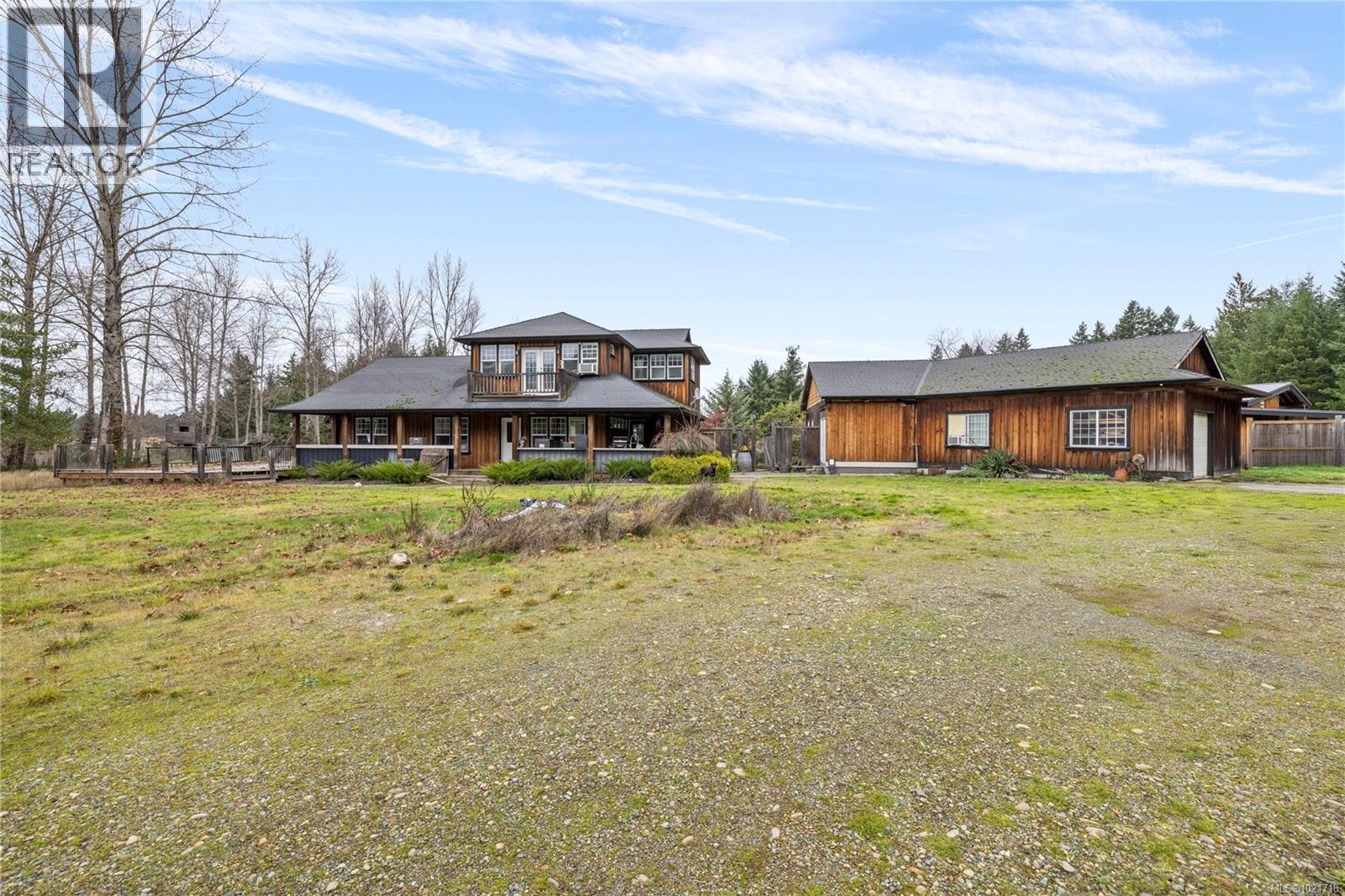 3805 Kriscott Rd, Whiskey Creek, BC - Outdoor With Deck Patio Veranda