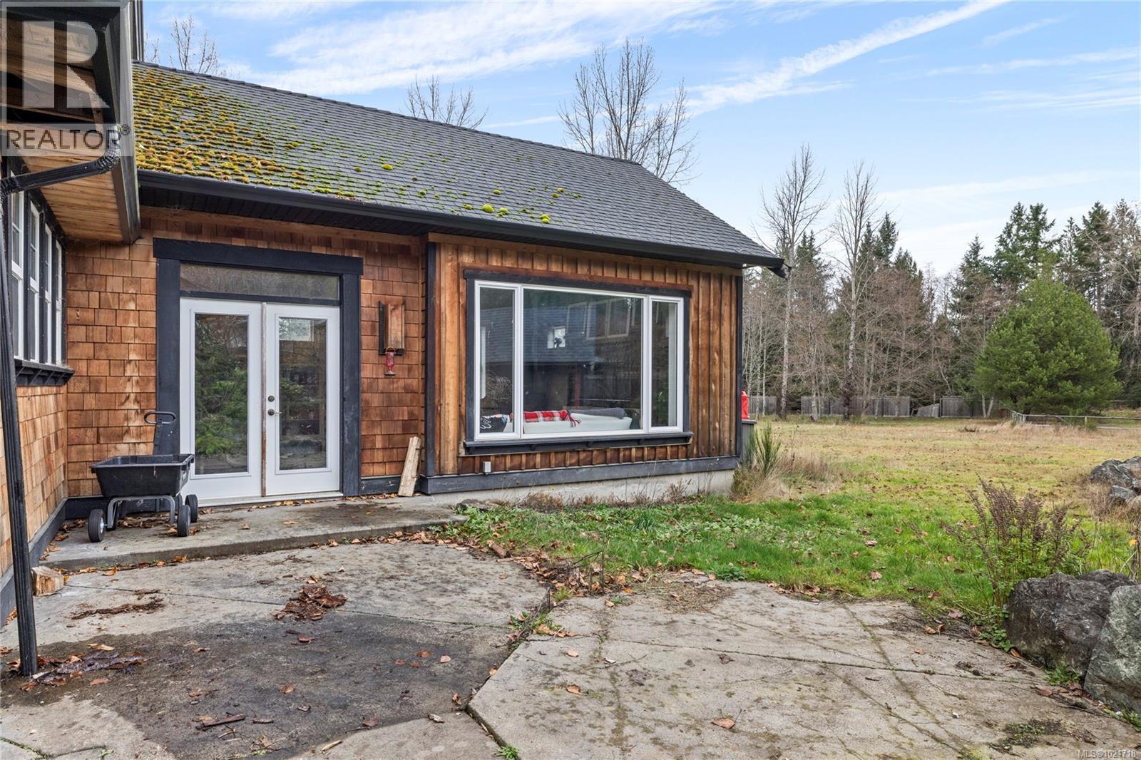 3805 Kriscott Rd, Whiskey Creek, BC - Outdoor