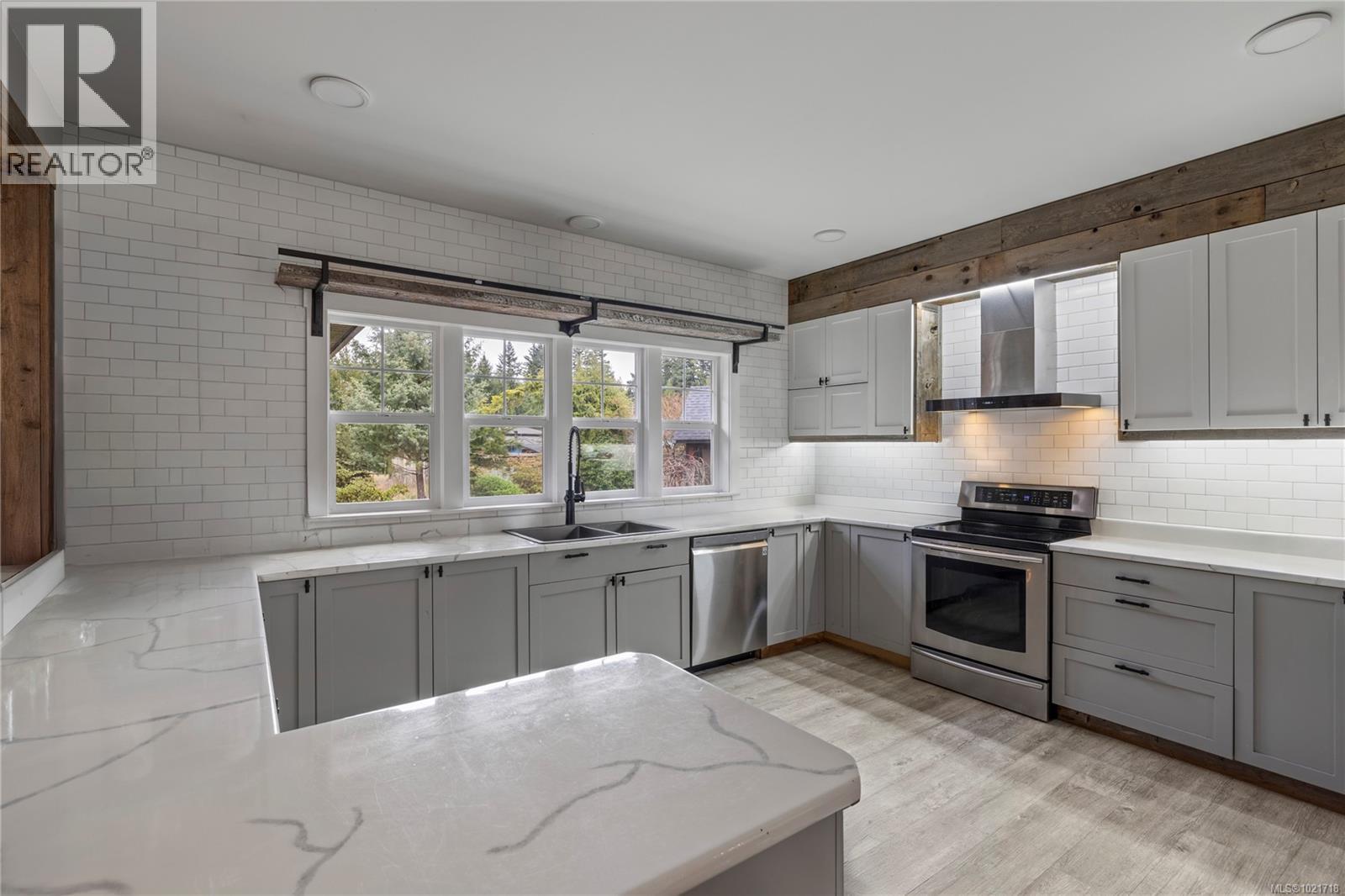3805 Kriscott Rd, Whiskey Creek, BC - Indoor Photo Showing Kitchen With Double Sink With Upgraded Kitchen