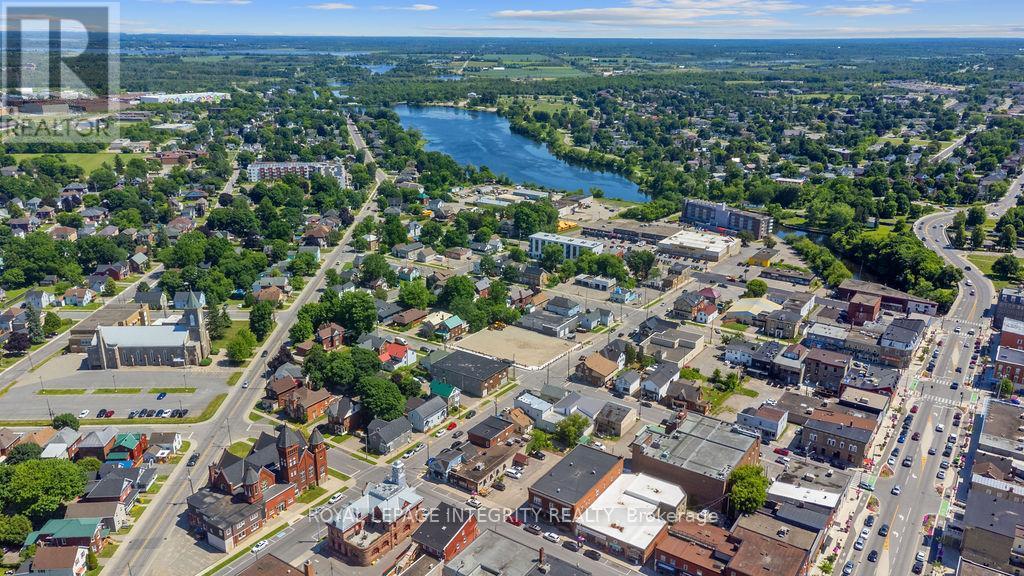 32 Market Street N, Smiths Falls, ON