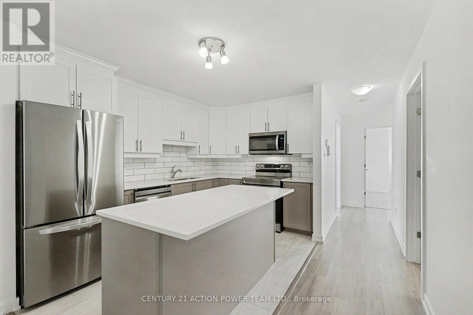 99 St Moritz Trail E, Russell, ON - Indoor Photo Showing Kitchen With Stainless Steel Kitchen With Upgraded Kitchen