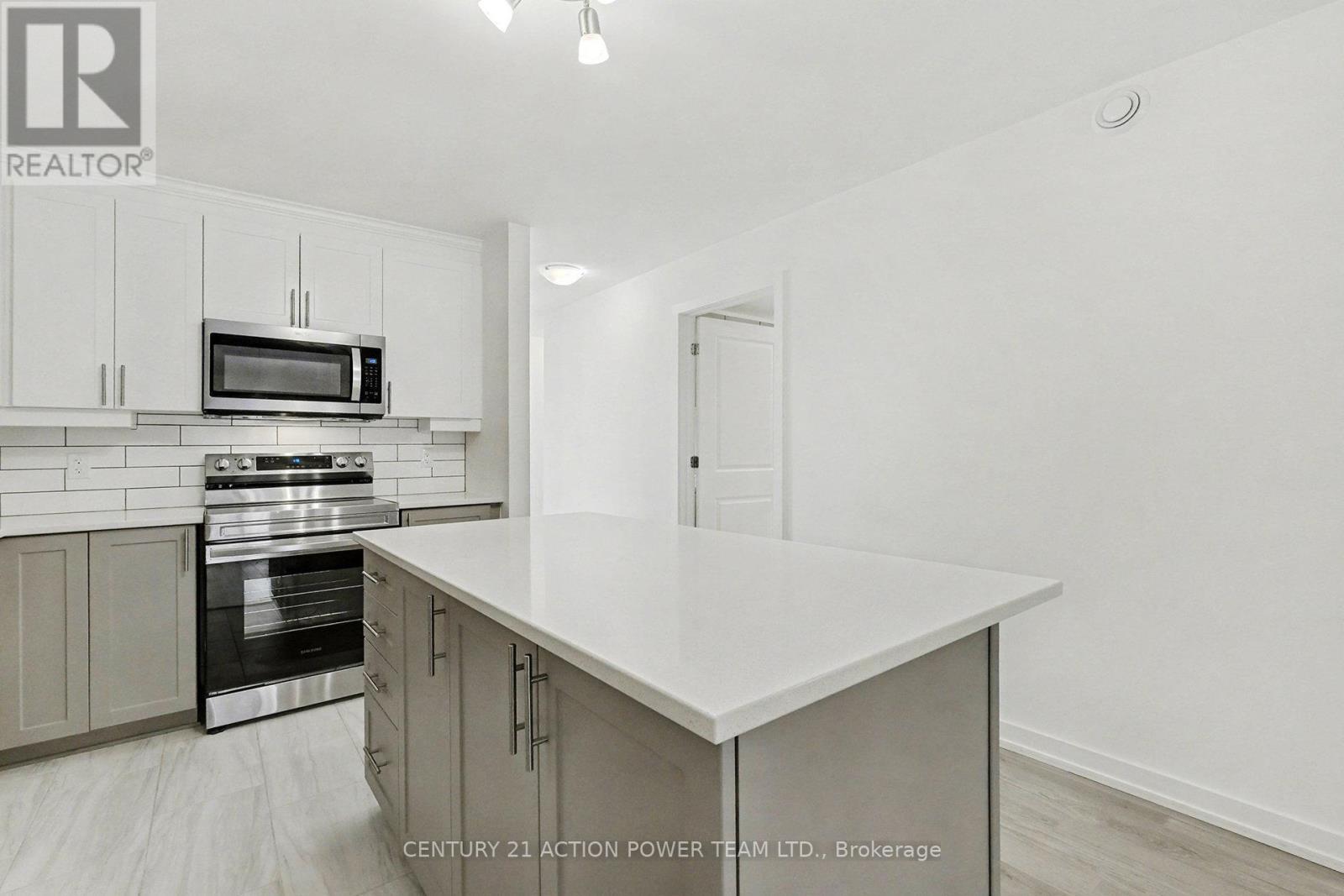 99 St Moritz Trail E, Russell, ON - Indoor Photo Showing Kitchen