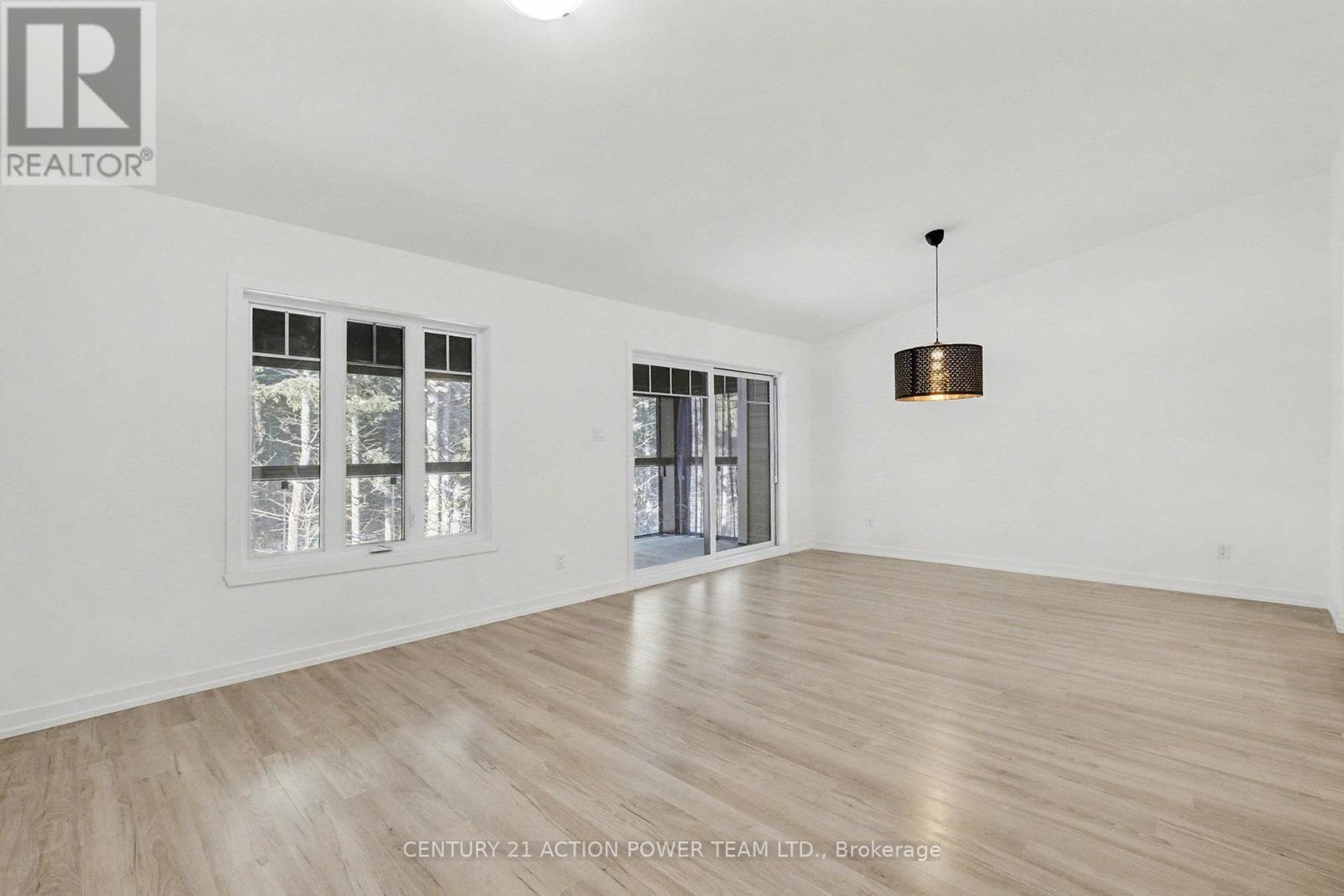 99 St Moritz Trail E, Russell, ON - Indoor Photo Showing Other Room