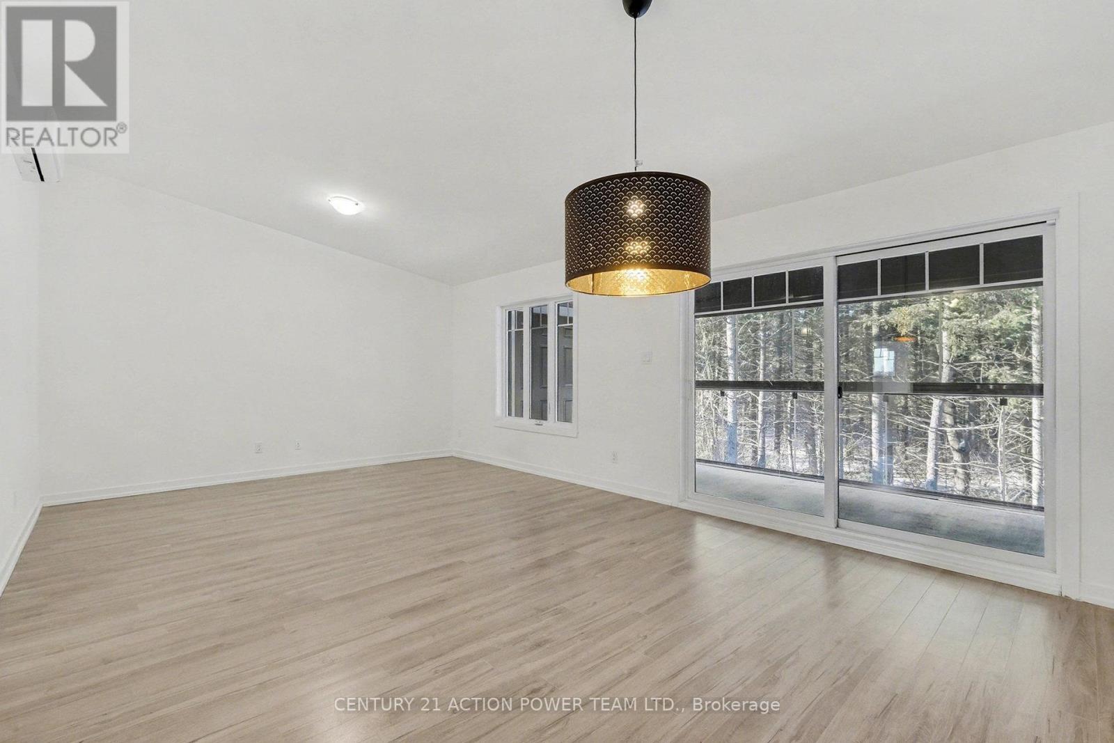 99 St Moritz Trail E, Russell, ON - Indoor Photo Showing Other Room