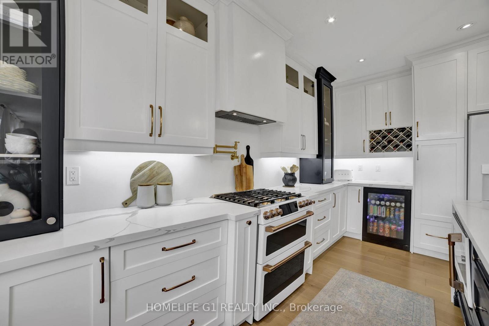 24 Cesar Place, Hamilton, ON - Indoor Photo Showing Kitchen With Upgraded Kitchen
