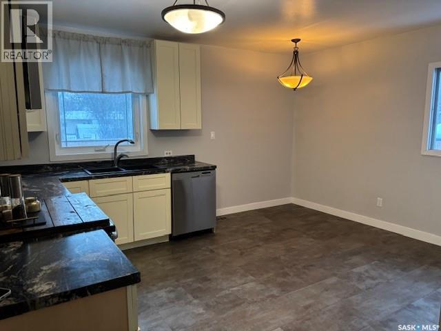 124 8Th Avenue W, Canora, SK - Indoor Photo Showing Kitchen With Double Sink