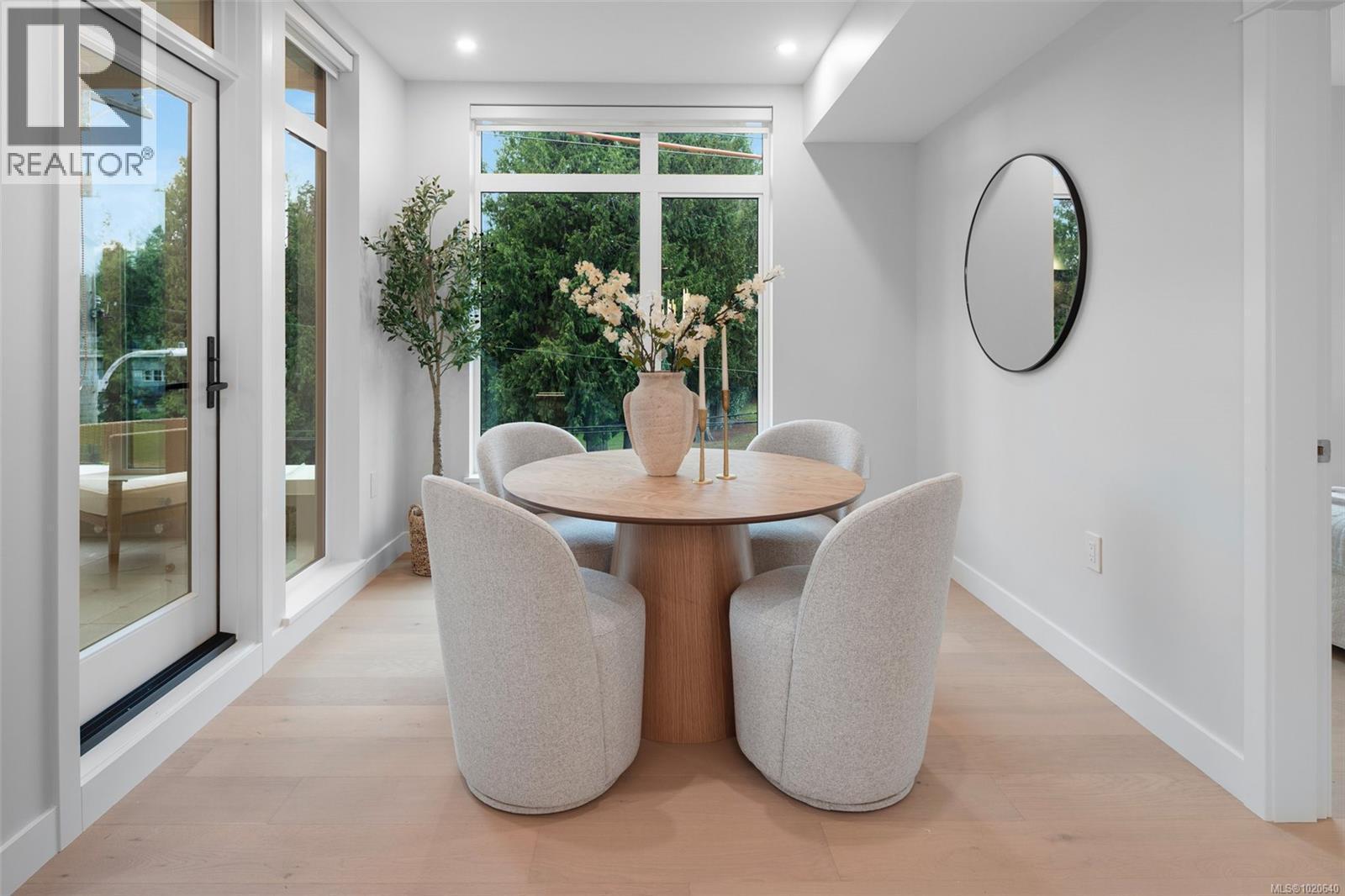 303 5229 Cordova Bay Rd, Saanich, BC - Indoor Photo Showing Dining Room