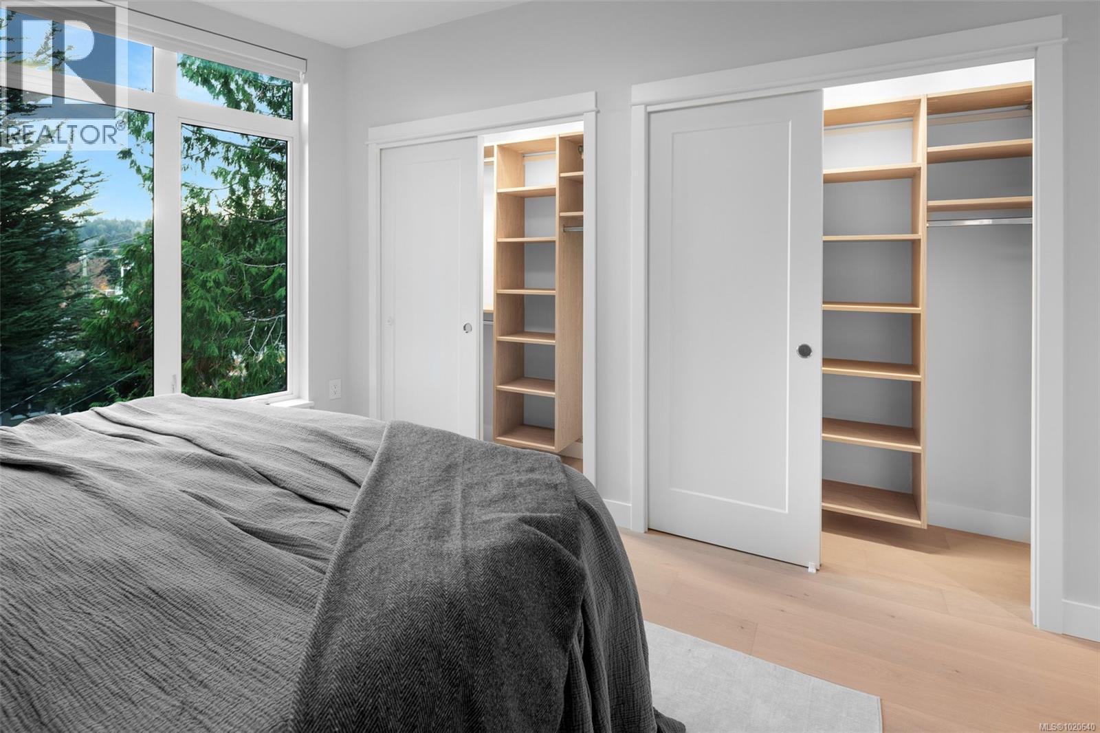 303 5229 Cordova Bay Rd, Saanich, BC - Indoor Photo Showing Bedroom