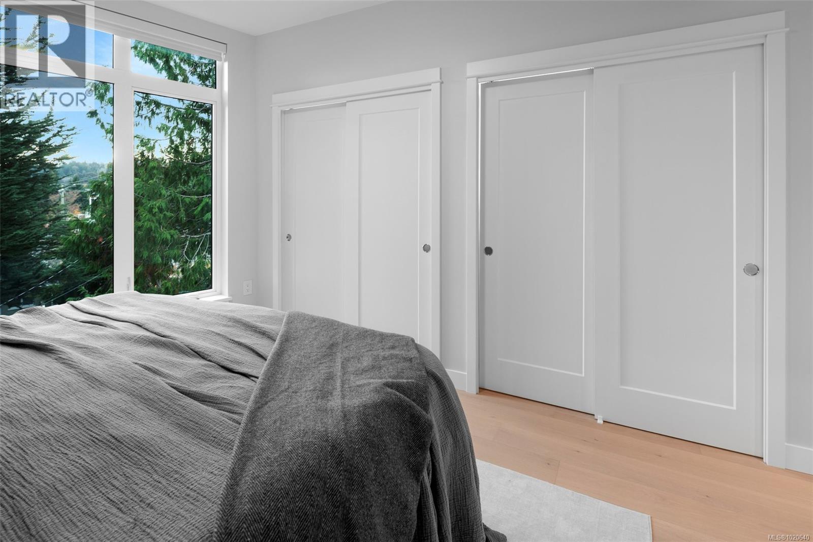 303 5229 Cordova Bay Rd, Saanich, BC - Indoor Photo Showing Bedroom