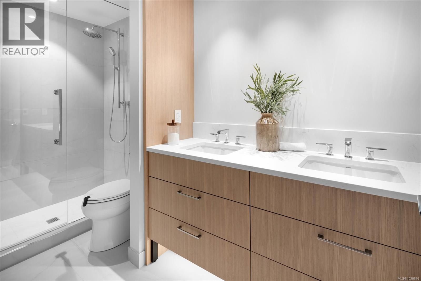 303 5229 Cordova Bay Rd, Saanich, BC - Indoor Photo Showing Bathroom