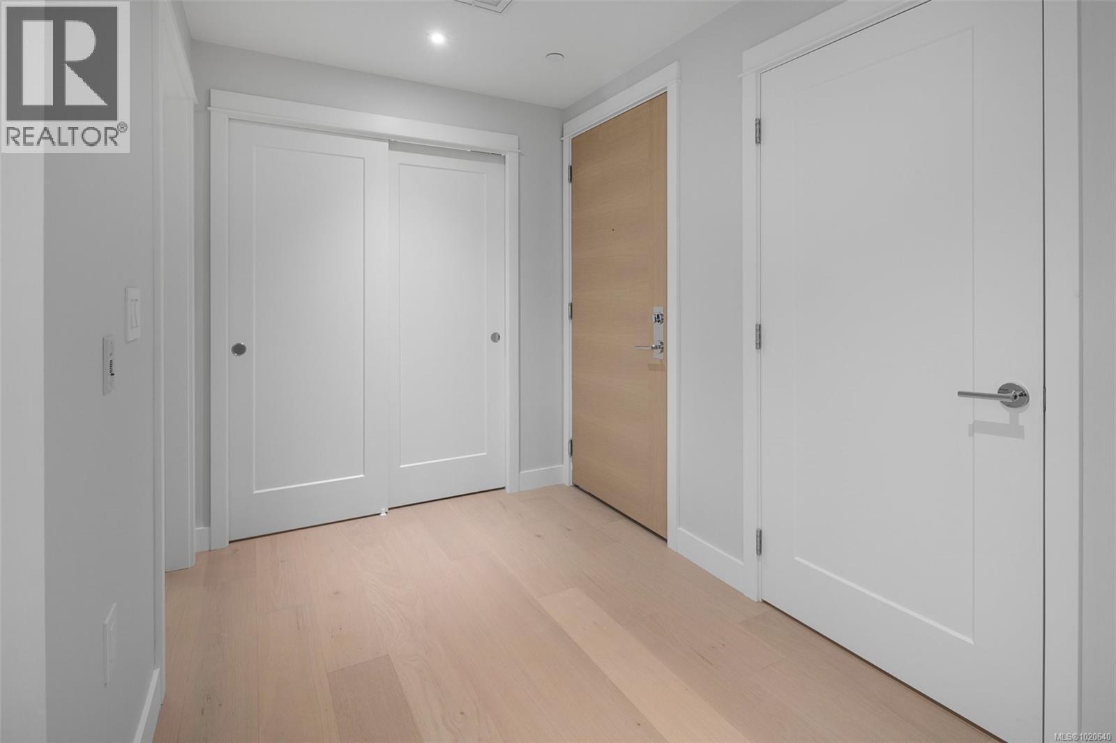 303 5229 Cordova Bay Rd, Saanich, BC - Indoor Photo Showing Other Room