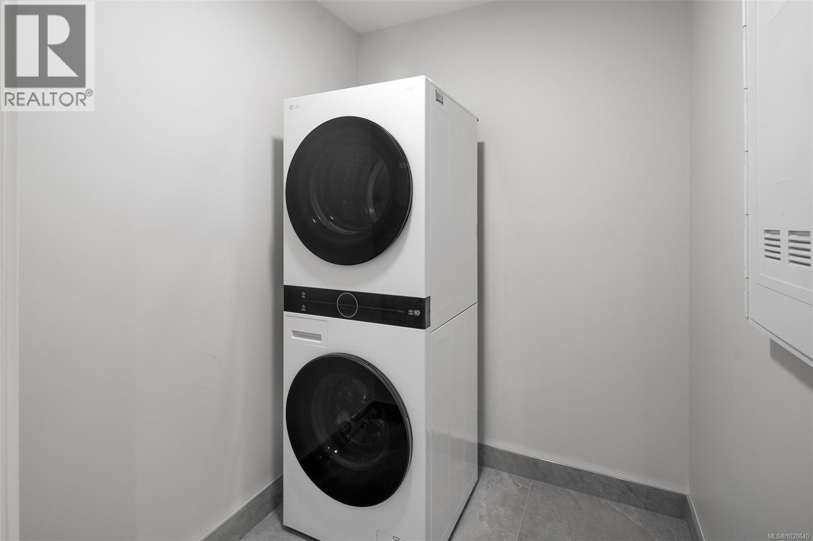 303 5229 Cordova Bay Rd, Saanich, BC - Indoor Photo Showing Laundry Room