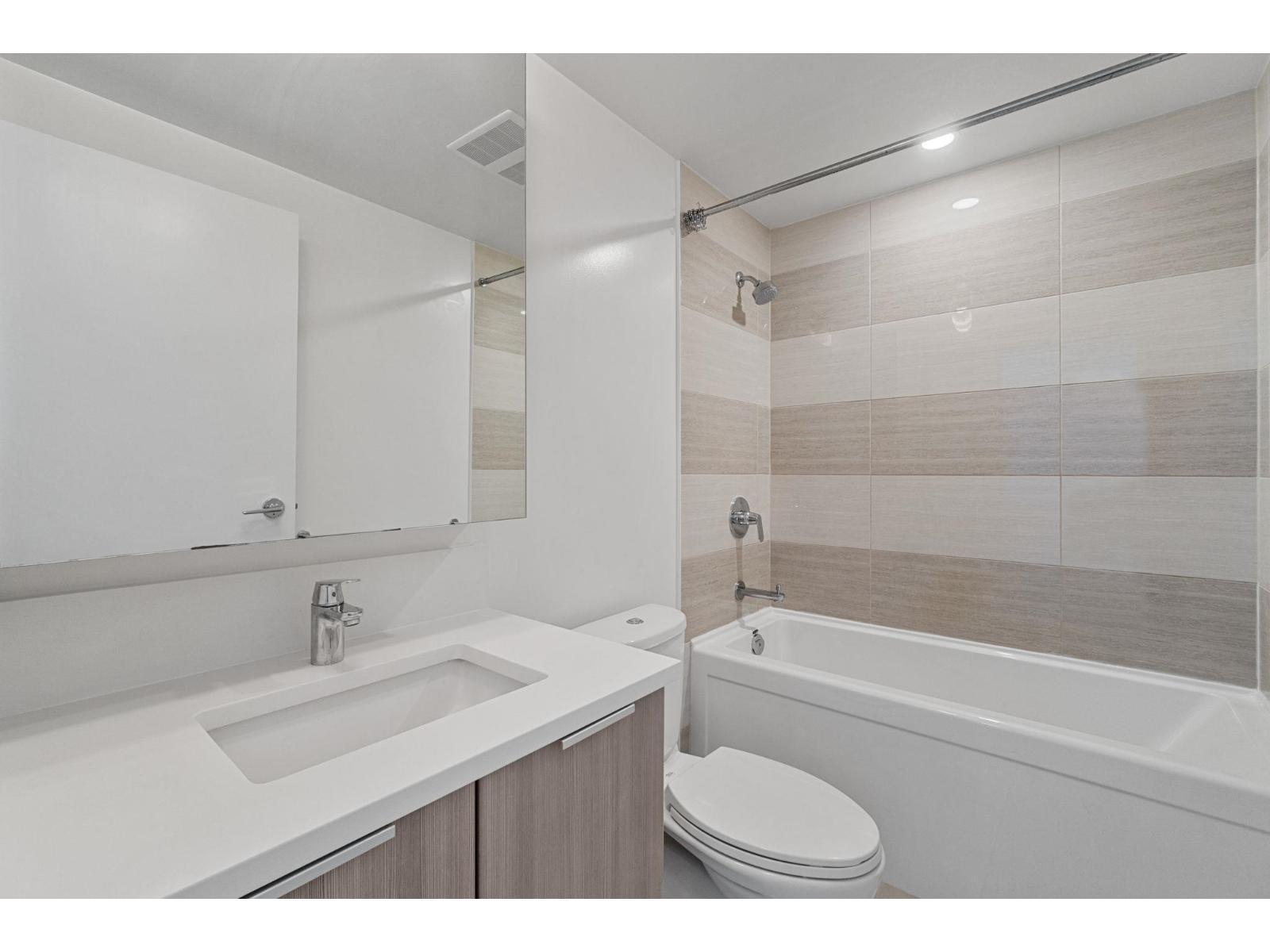 1010 13308 Central Avenue, Surrey, BC - Indoor Photo Showing Bathroom