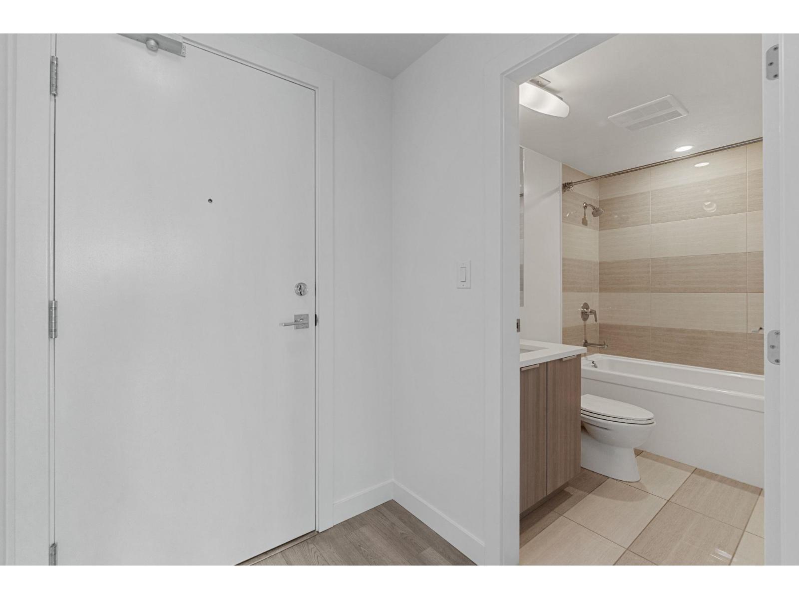 1010 13308 Central Avenue, Surrey, BC - Indoor Photo Showing Bathroom