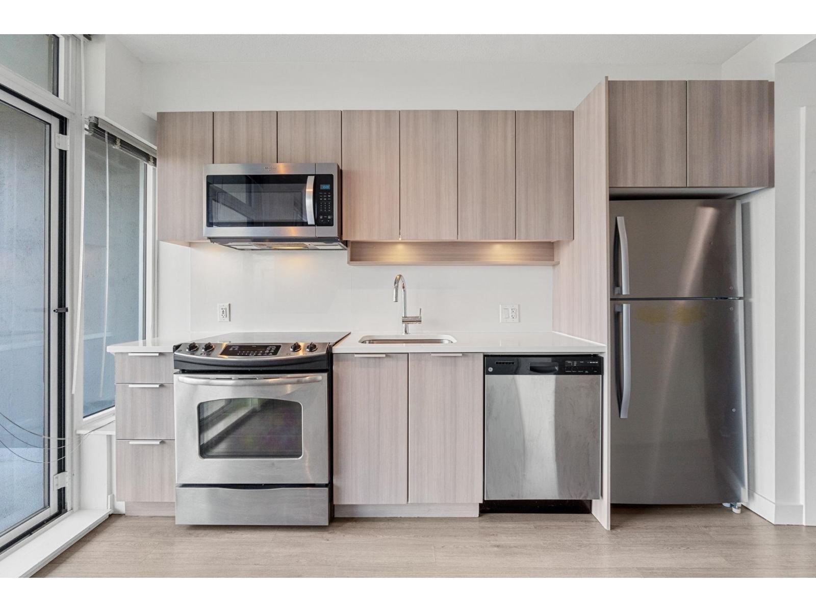 1010 13308 Central Avenue, Surrey, BC - Indoor Photo Showing Kitchen With Upgraded Kitchen