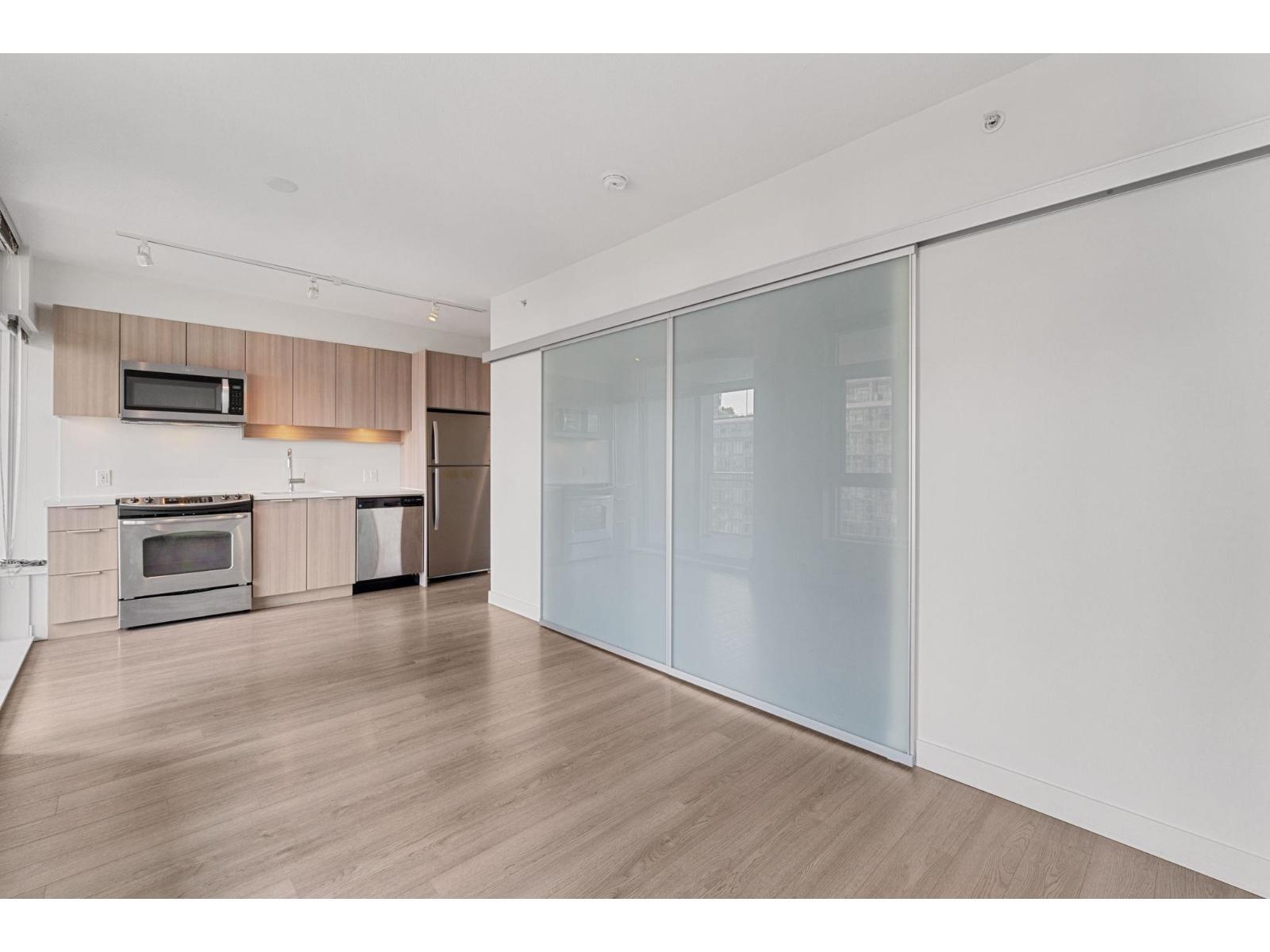 1010 13308 Central Avenue, Surrey, BC - Indoor Photo Showing Kitchen