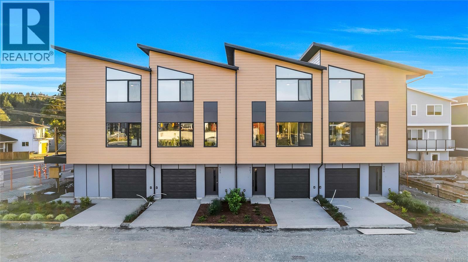 909 Vine Crt, Langford, BC - Outdoor With Facade