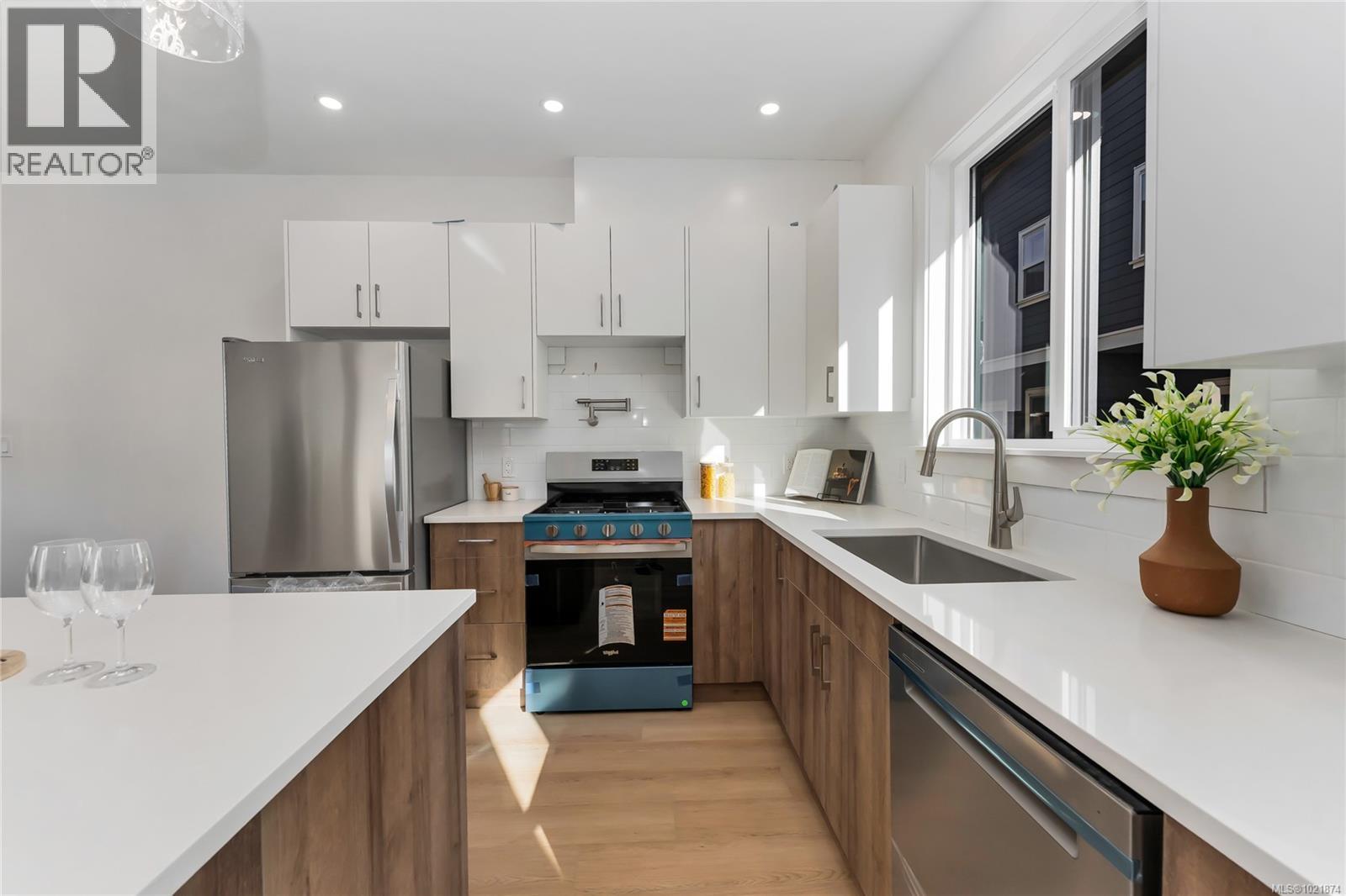 909 Vine Crt, Langford, BC - Indoor Photo Showing Kitchen With Upgraded Kitchen