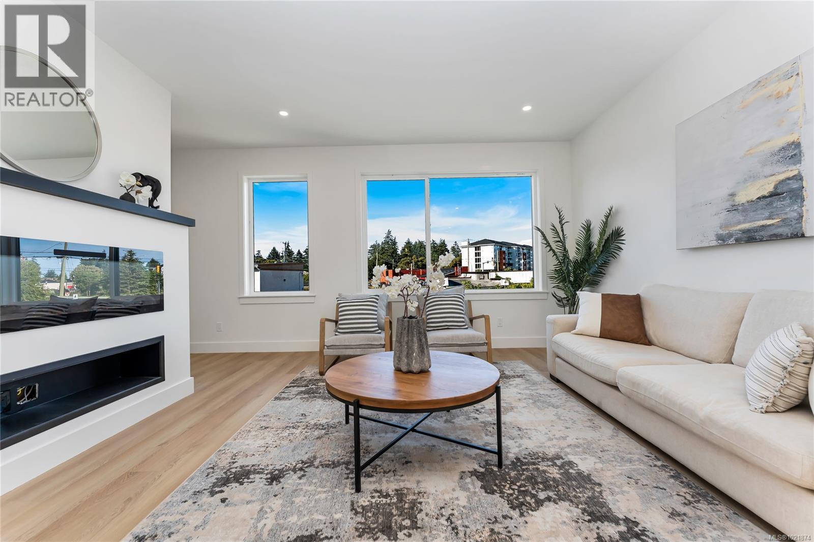 909 Vine Crt, Langford, BC - Indoor Photo Showing Living Room