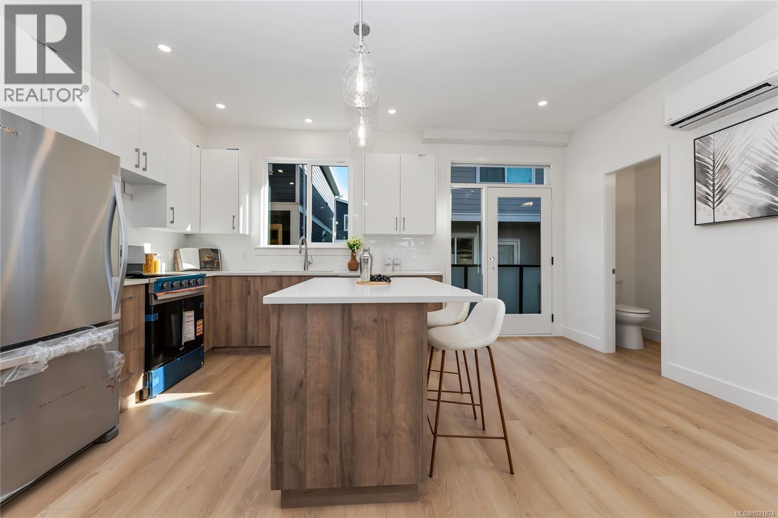 909 Vine Crt, Langford, BC - Indoor Photo Showing Kitchen With Upgraded Kitchen