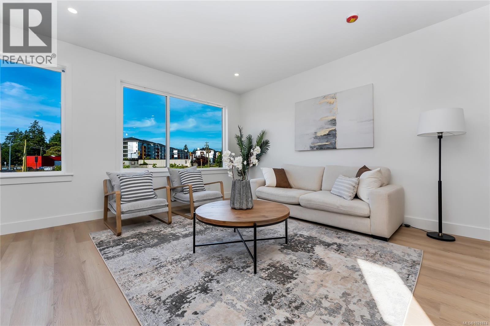 909 Vine Crt, Langford, BC - Indoor Photo Showing Living Room